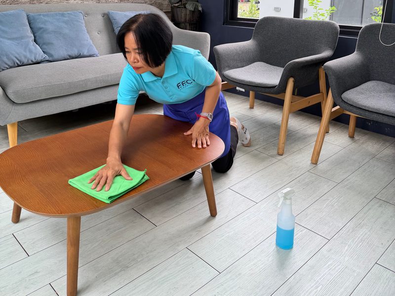 พนักงาน FFC Cleaning เช็ดทำความสะอาดโต๊ะในห้องรับรองของอาคาร